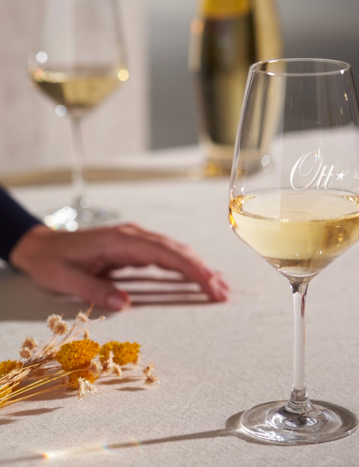 deux-verres-de-clos-mireille-blanc-servis-a-table-prets-a-etre-deguster