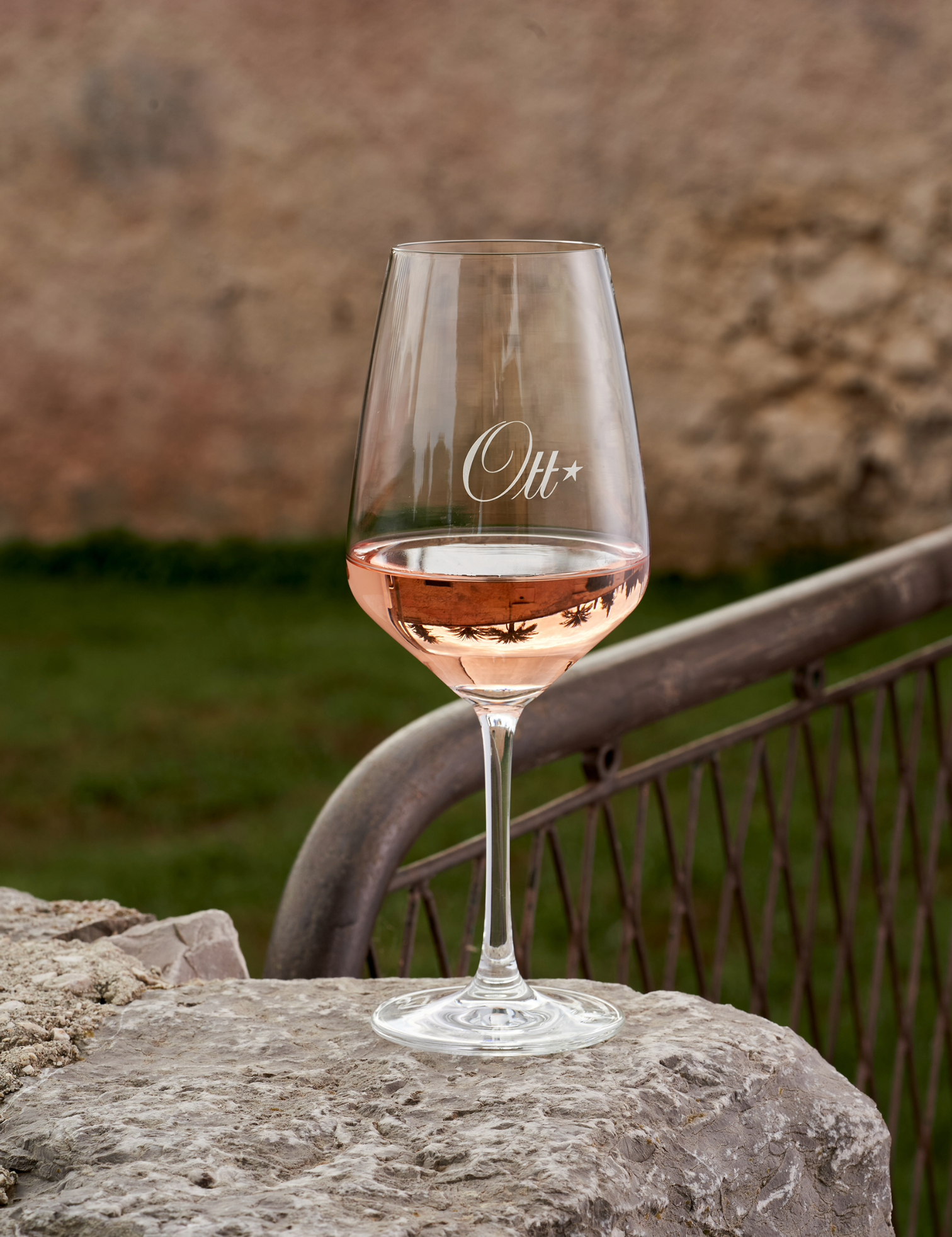 un-verre-de-vin-rose-pose-sur-la-roche
