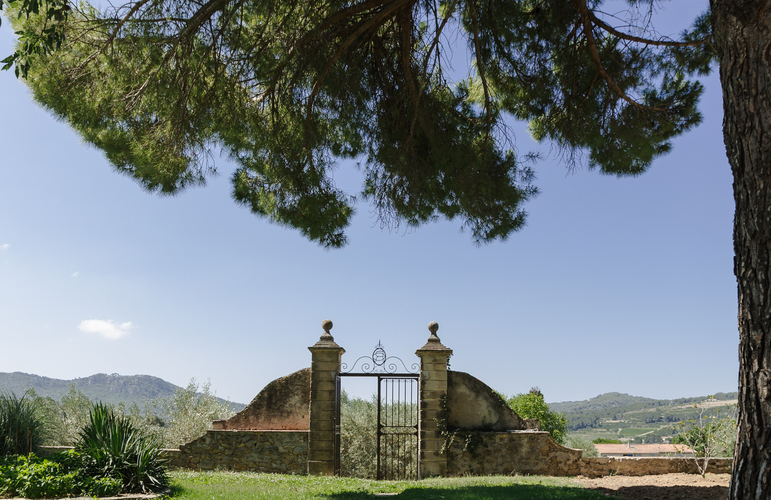 une-vue-sur-le-portail-du-chateau-romassan-en-provence