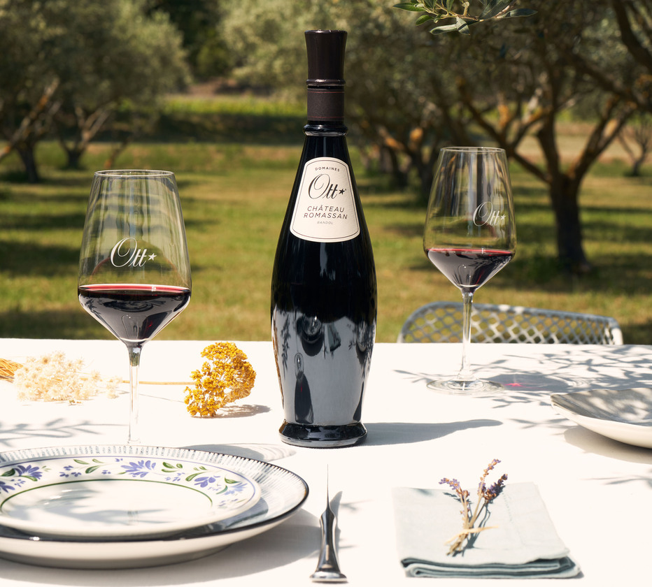 une-bouteille-de-chateau-romassan-rouge-sur-une-table-dressee