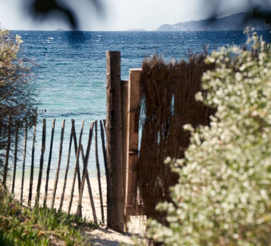 le-portail-du-clos-mireille-en-bord-de-mer-face-a-la-plage