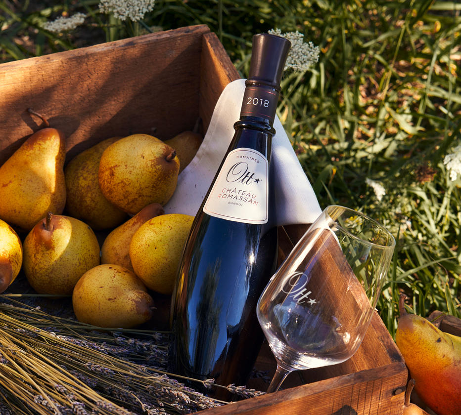 une-caisse-de-chateau-romassan-rouge-et-des-fruits