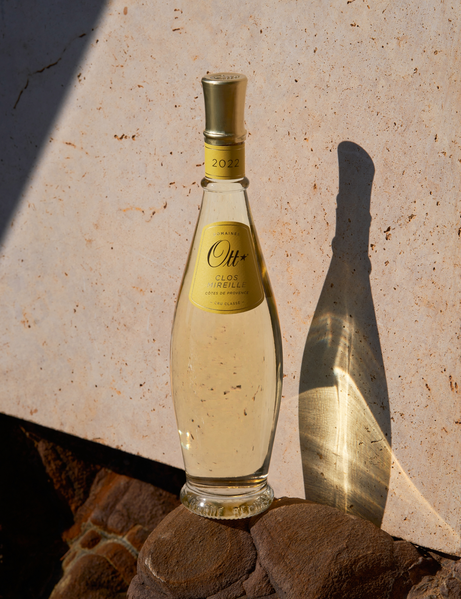 une-bouteille-clos-mireille-blanc-sur-la-roche-et-l-eclat-du-vin