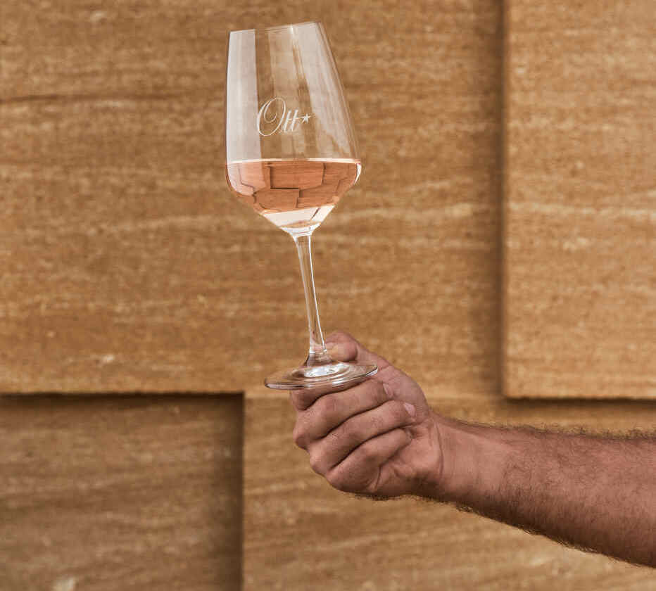 un-verre-de-vin-rose-tenu-par-la-main