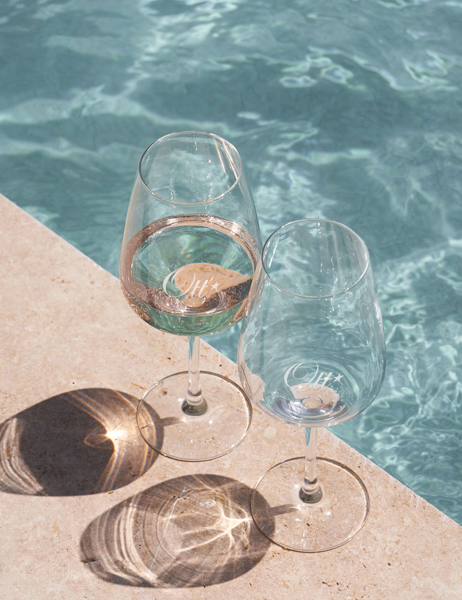 un-verre-de-vin-rose-au-bord-de-la-piscine