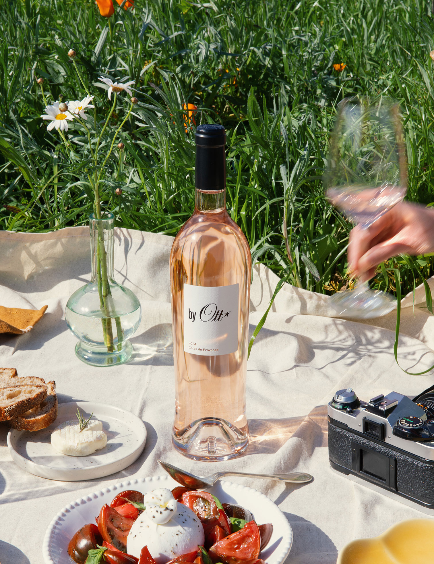 un-verre-de-by-ott-rose-au-milieu-d-une-nappe-de-pique-nique