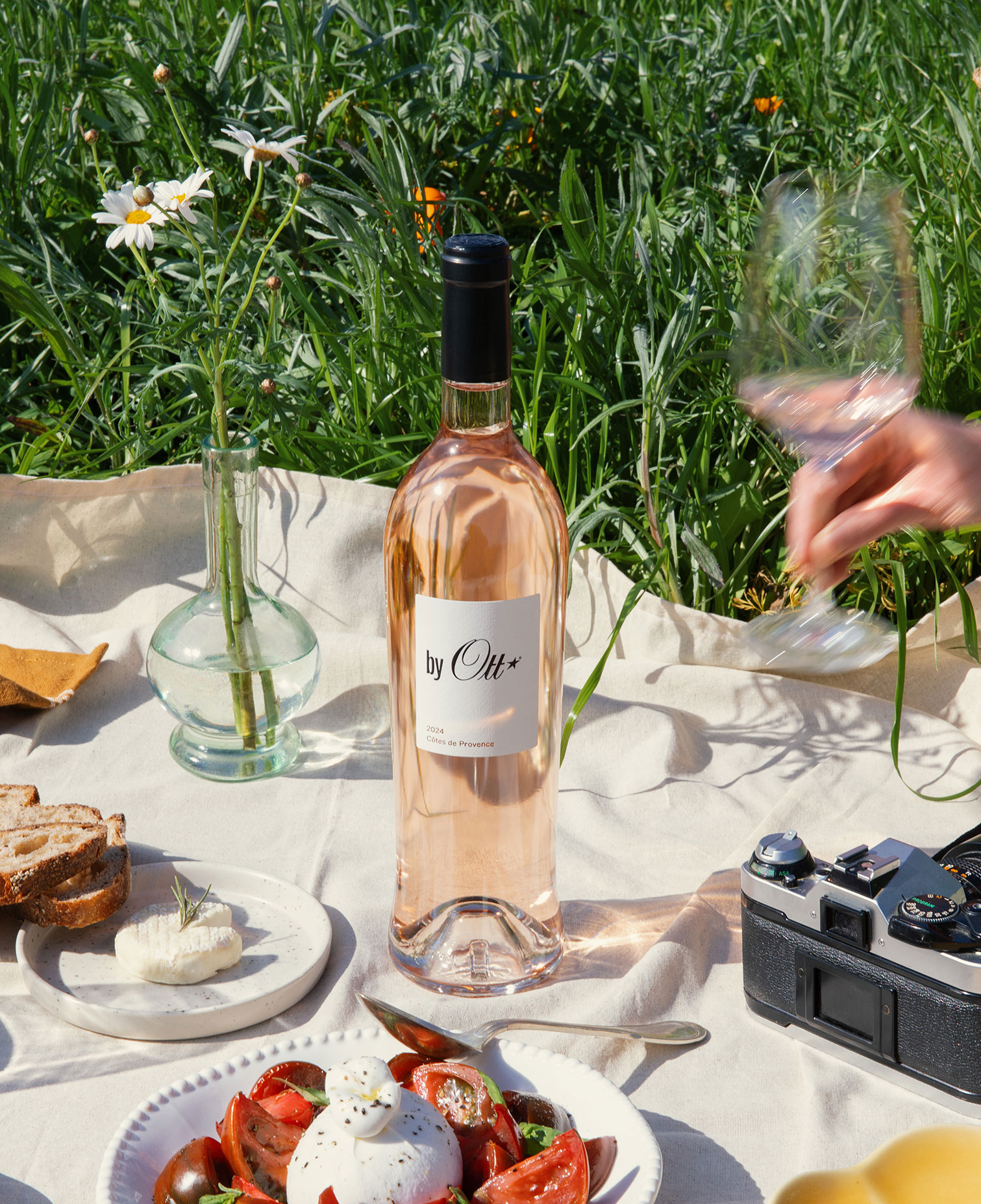 un-verre-de-by-ott-rose-au-milieu-d-une-nappe-de-pique-nique