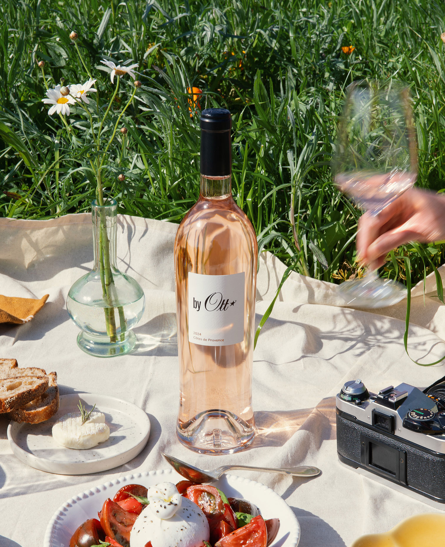 un-verre-de-by-ott-rose-au-milieu-d-une-nappe-de-pique-nique